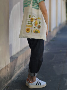 tricou cu dungi, sneakers y3 si sacosa cu padure