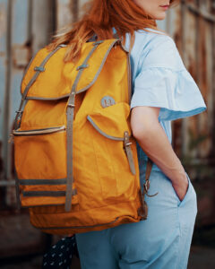 rucsac galben si salopeta bleu