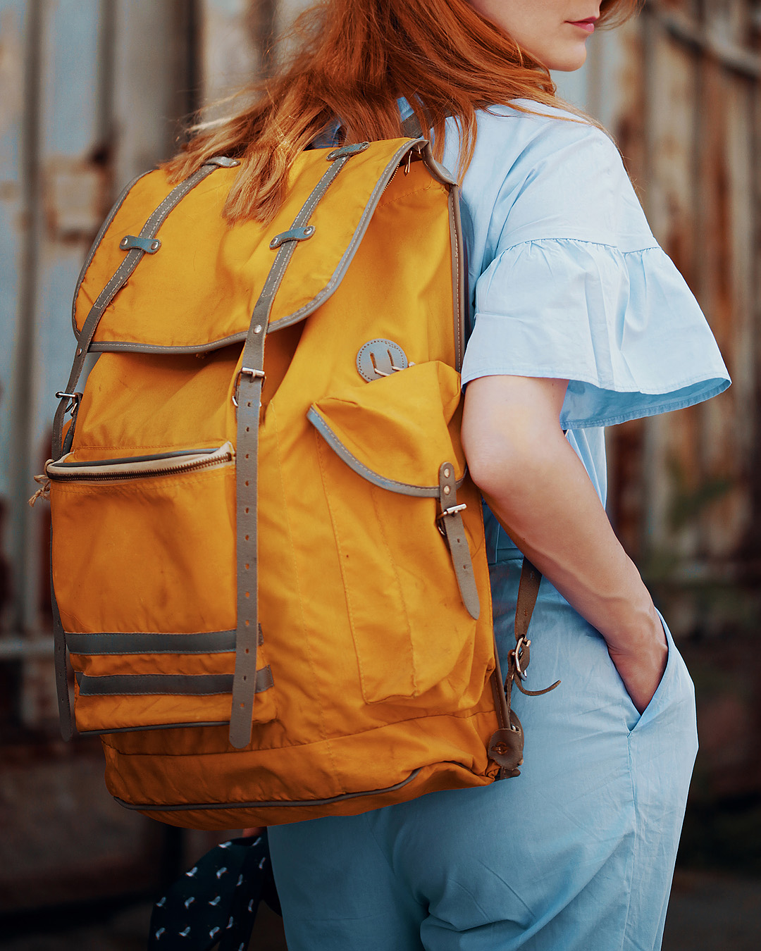 rucsac galben si salopeta bleu